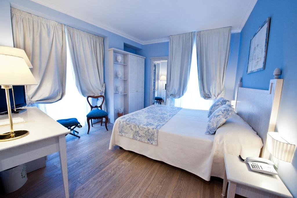Postel nebo postele na pokoji v ubytování OSTUNI PALACE - Hotel Bistrot & SPA