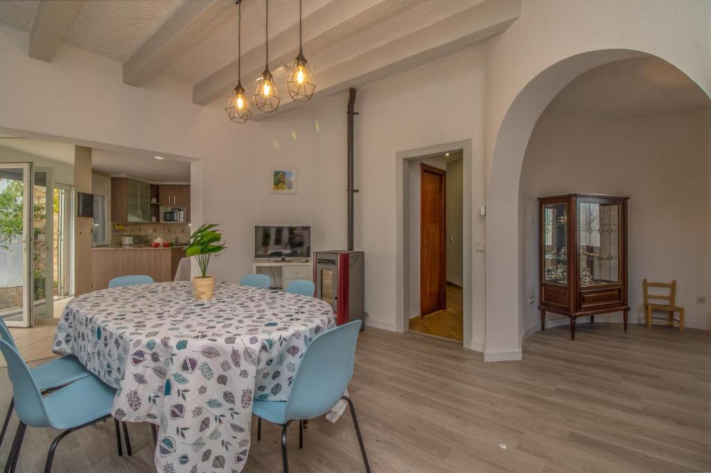 Kuchyň nebo kuchyňský kout v ubytování Empurialola -Encantadora Casa con jardin cerca del centro -142