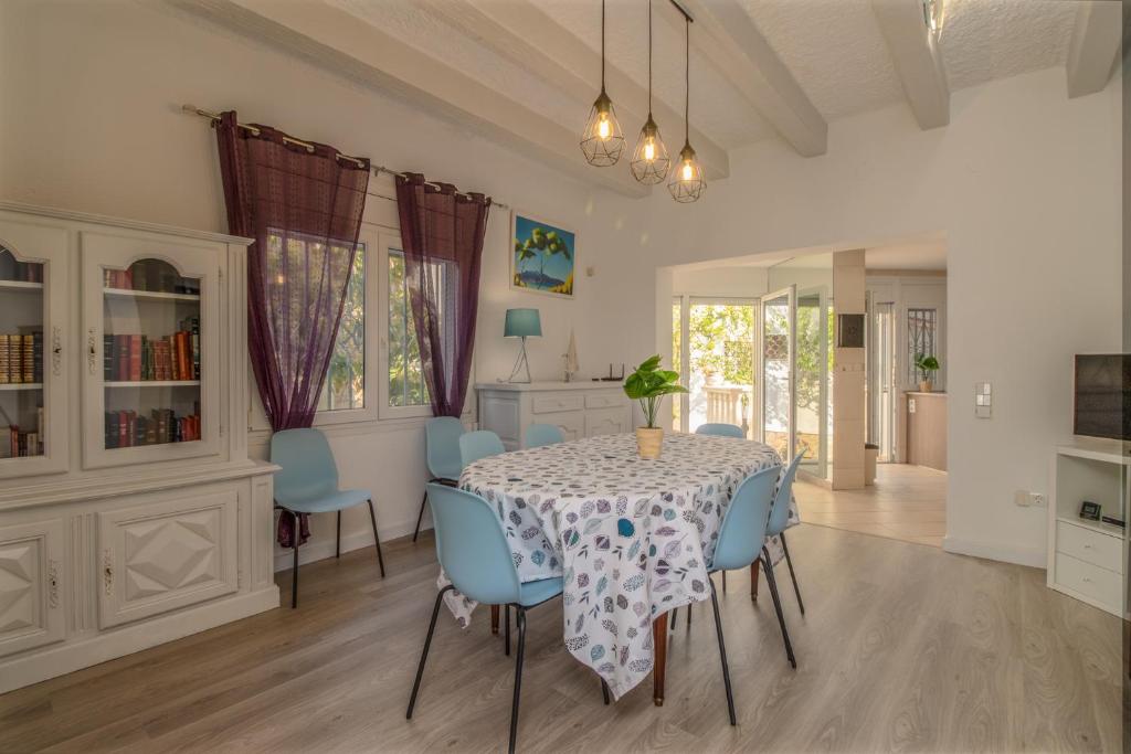 TV a/nebo společenská místnost v ubytování Empurialola -Encantadora Casa con jardin cerca del centro -142
