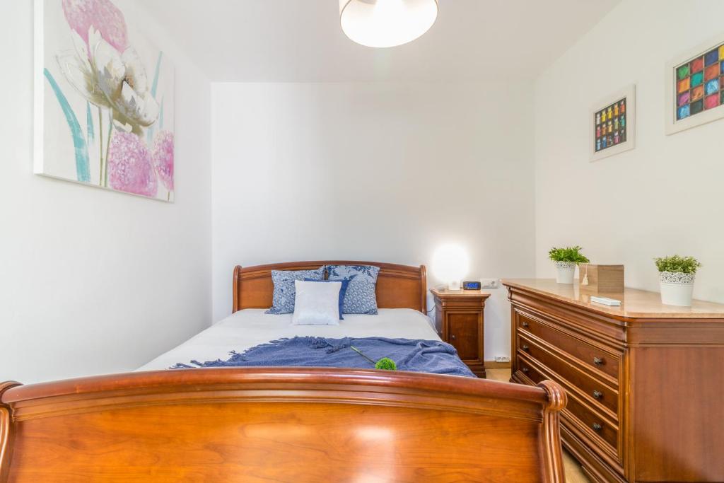 Postel nebo postele na pokoji v ubytování Empurialola -Encantadora Casa con jardin cerca del centro -142