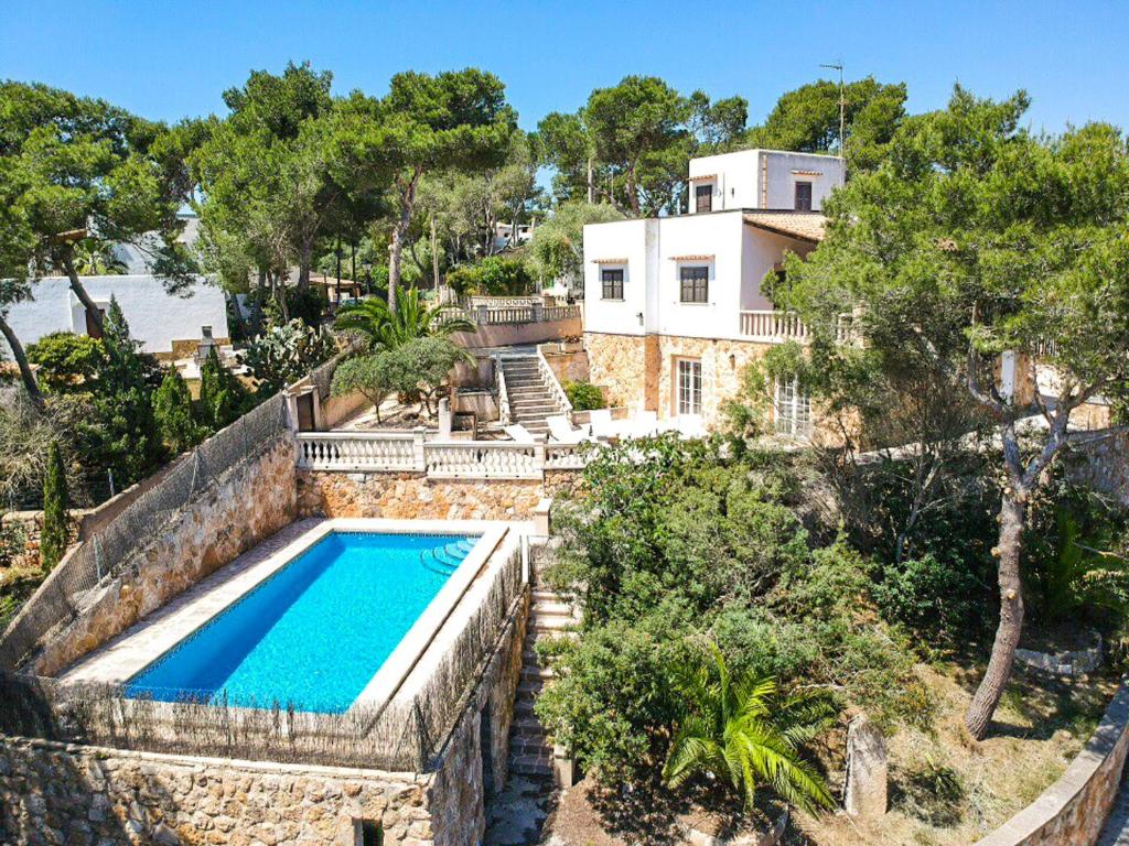 z góry widok na dom z basenem w obiekcie Villa Sol w mieście Cala Santanyi