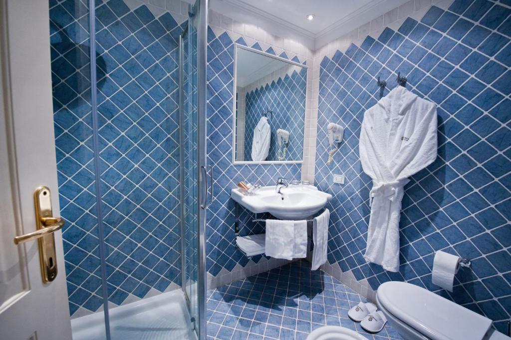 Koupelna v ubytování OSTUNI PALACE - Hotel Bistrot & SPA