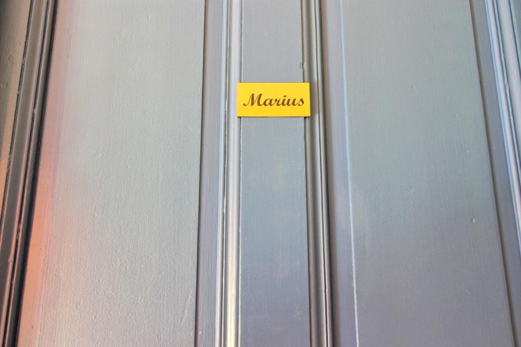 a yellow sign on the side of a door at Effets Personnels in Orange