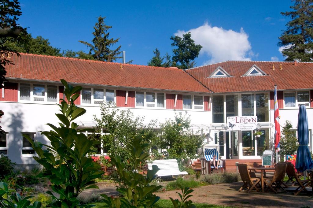 ein großes weißes Gebäude mit rotem Dach in der Unterkunft Hotel Haus Linden in Prerow