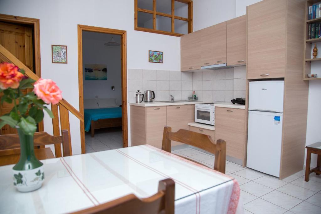 A kitchen or kitchenette at Perigiali