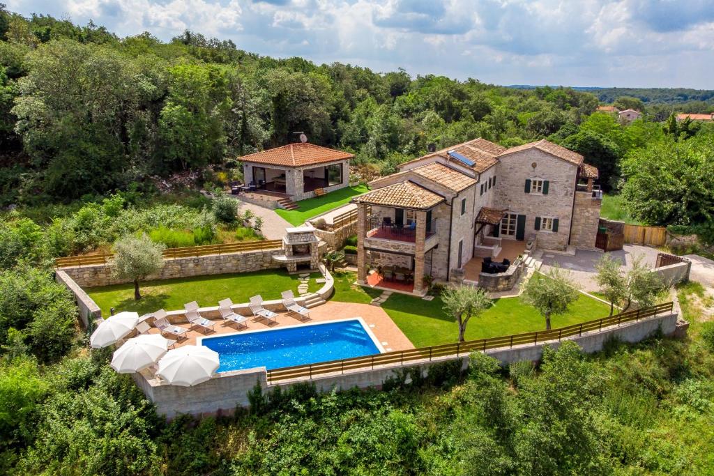 vista aerea di una casa con piscina di Villa Lea & Tea a Tinjan