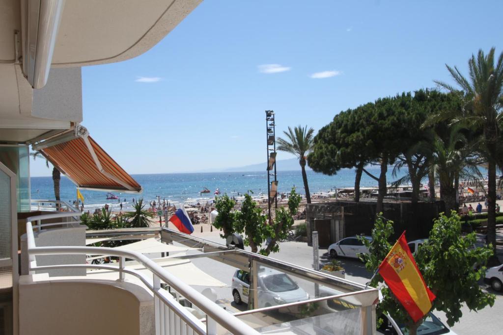 サロウにあるFor a Stay Santillana Plazaのリゾートのバルコニーからビーチの景色を望めます。