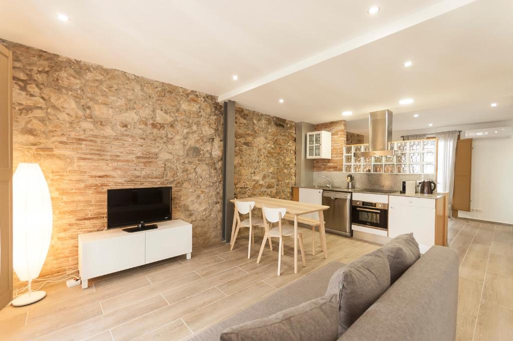 salon z kanapą i stołem oraz kuchnia w obiekcie Lets Holidays apartment Sant Miquel w Tossa de Mar