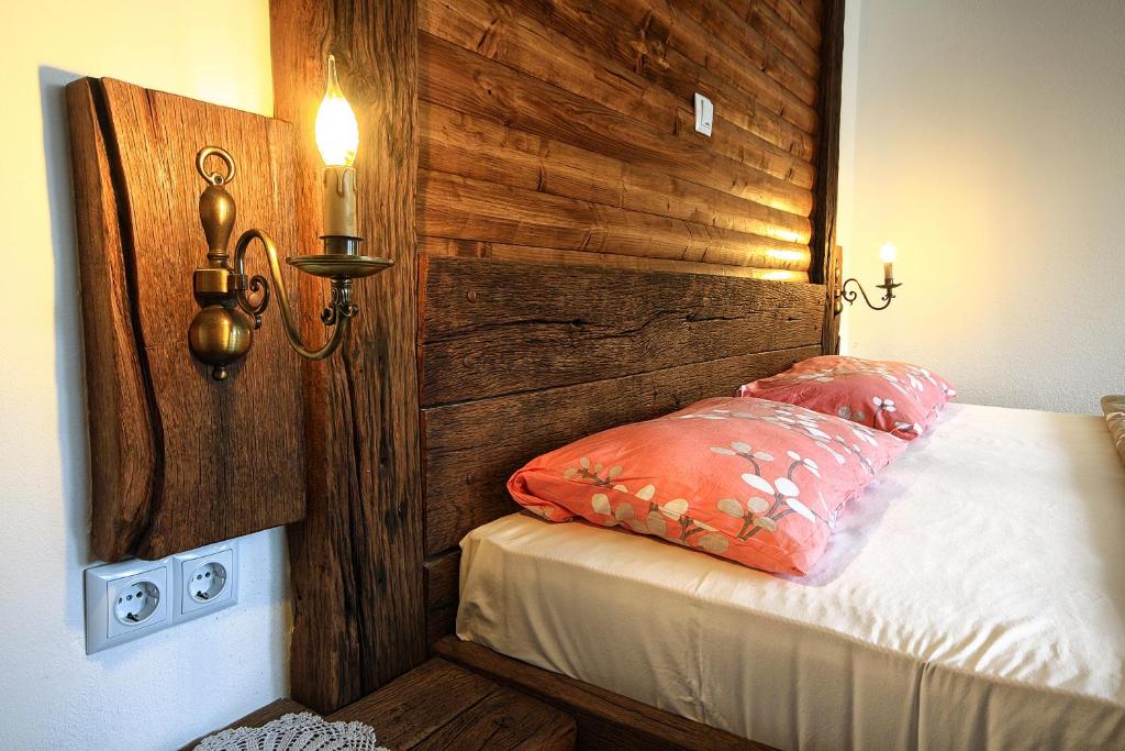 Postel nebo postele na pokoji v ubytování Guest House Bunčić Rooms & Apartments