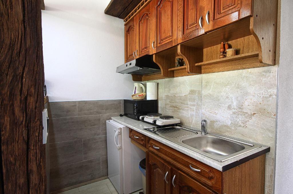 Kuchyň nebo kuchyňský kout v ubytování Guest House Bunčić Rooms & Apartments