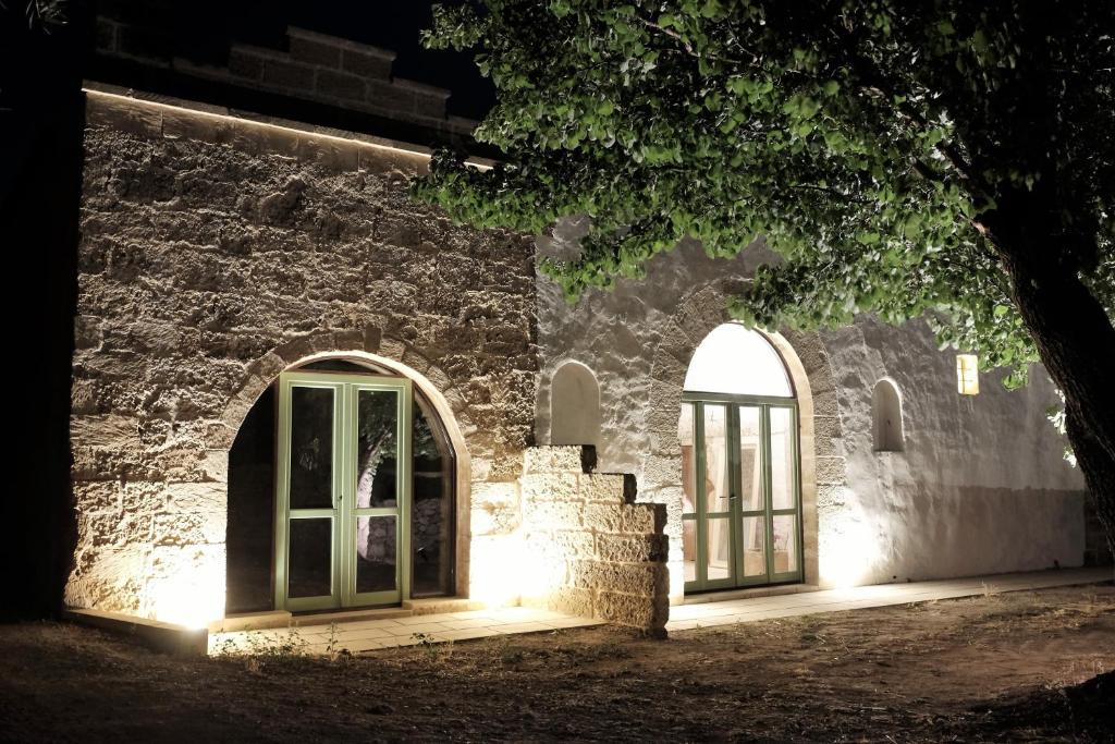 コリリアーノ・ドトラントにあるMasseria Costaの夜間の石造りの建物入口