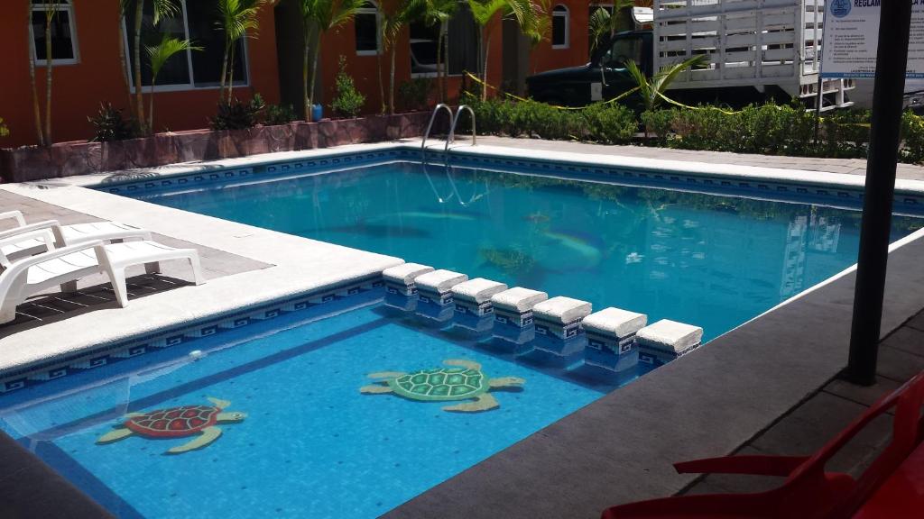 ein Pool mit zwei Schildkröten, die darauf gemalt sind in der Unterkunft Hotel Posada La Pastrana in Jojutla de Juárez