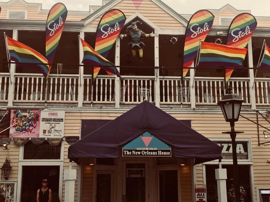 un edificio con una tienda azul delante de él en New Orleans House - Gay Male Adult Guesthouse, en Key West