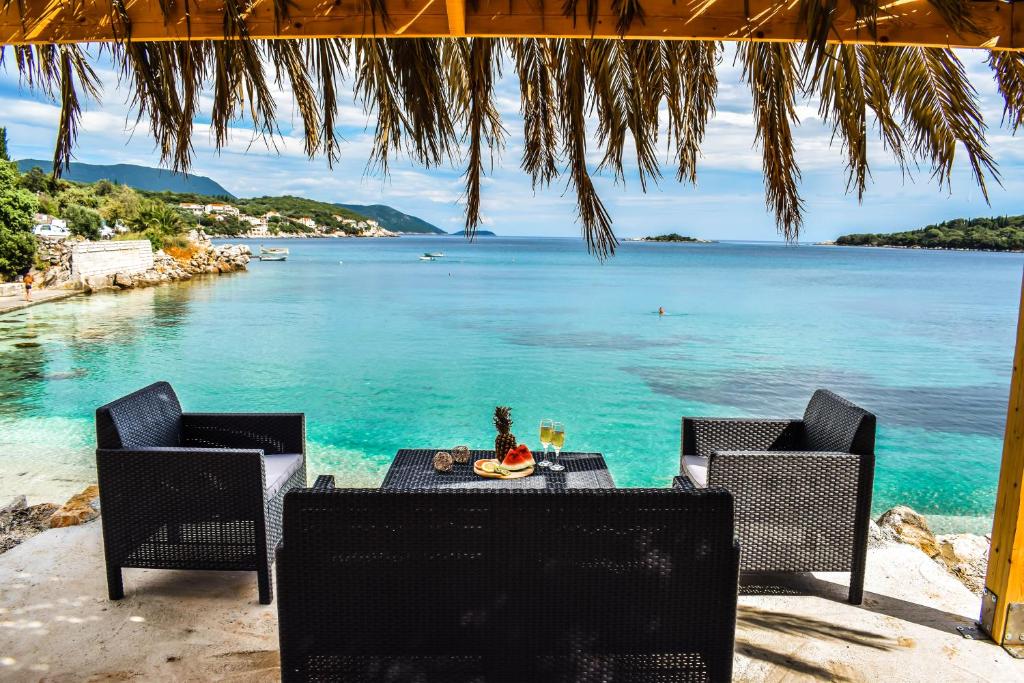 a table with chairs and a view of the ocean at Olive garden apartment in Molunat