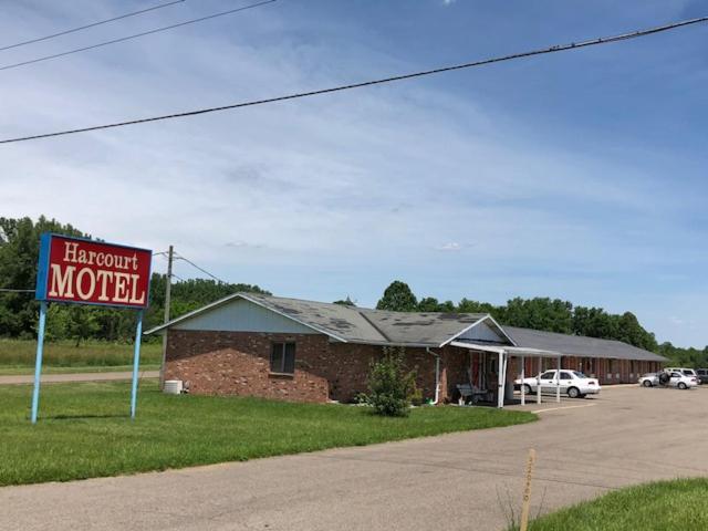 a motel with a sign in front of a building at Harcourt Motel in Mount Vernon