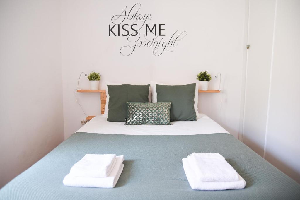 een slaapkamer met een bed met twee handdoeken erop bij Cosy Luxury Apartment - Lisbon Center in Lissabon