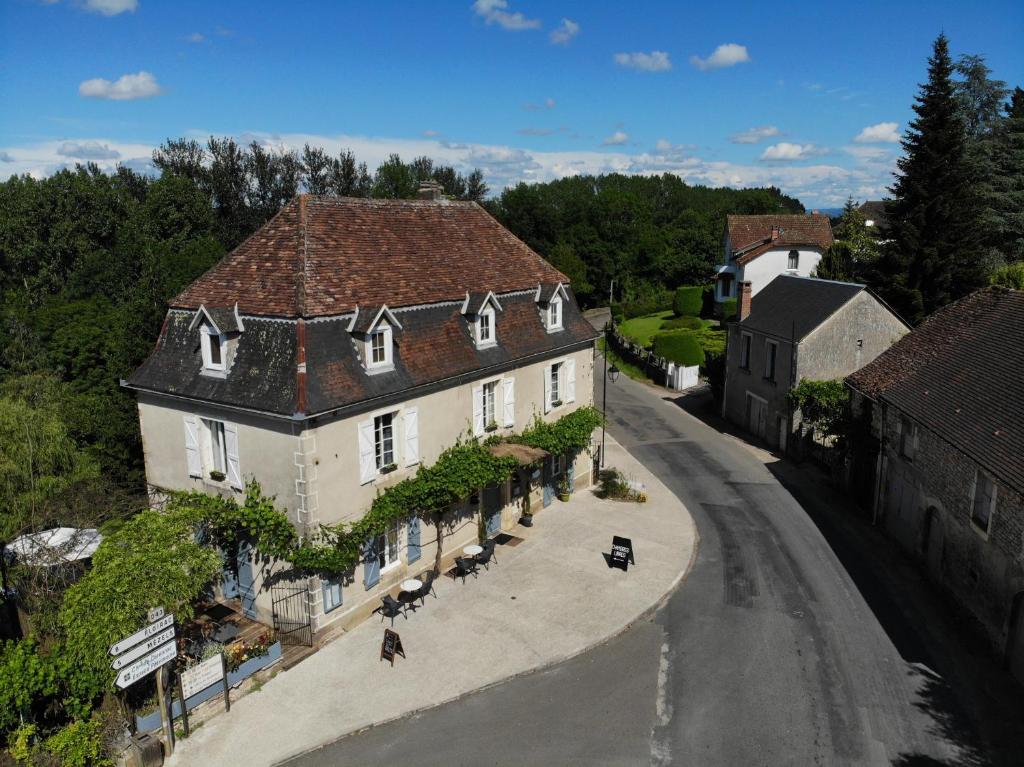 une vue aérienne sur un bâtiment d'une ville dans l'établissement La Petite Auberge, à Carennac