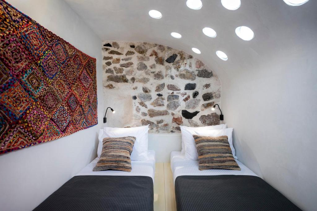 Łóżko lub łóżka w pokoju w obiekcie Canava Villas #1 in Santorini Private Pool