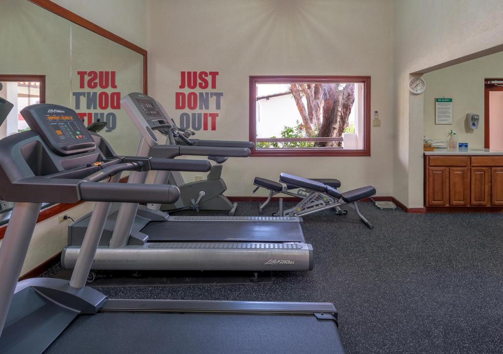 Fitness centrum a/nebo fitness zařízení v ubytování Sugar Cane Club Hotel & Spa