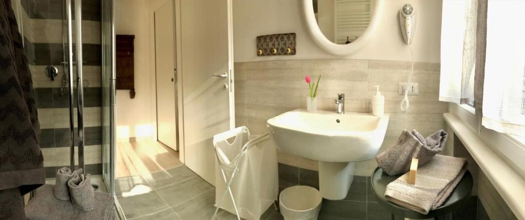 A bathroom at Gardaselle Holiday Rooms