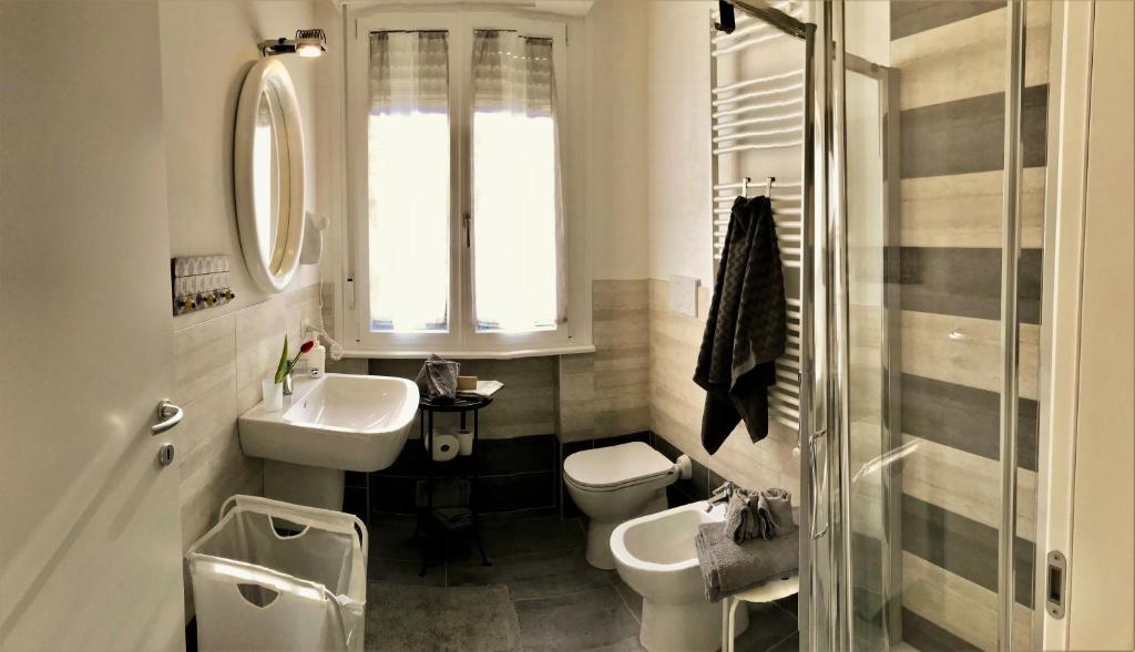 A bathroom at Gardaselle Holiday Rooms