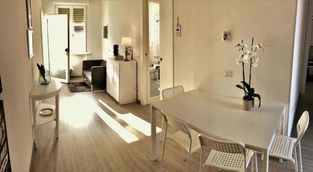 A kitchen or kitchenette at Gardaselle Holiday Rooms