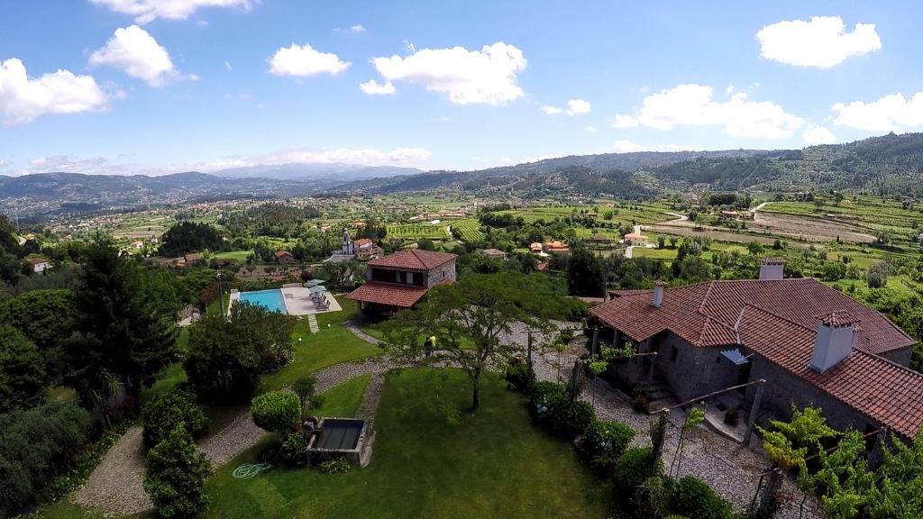 - une vue aérienne sur une maison avec une cour dans l'établissement Quinta Souto Chão, à Gondufe