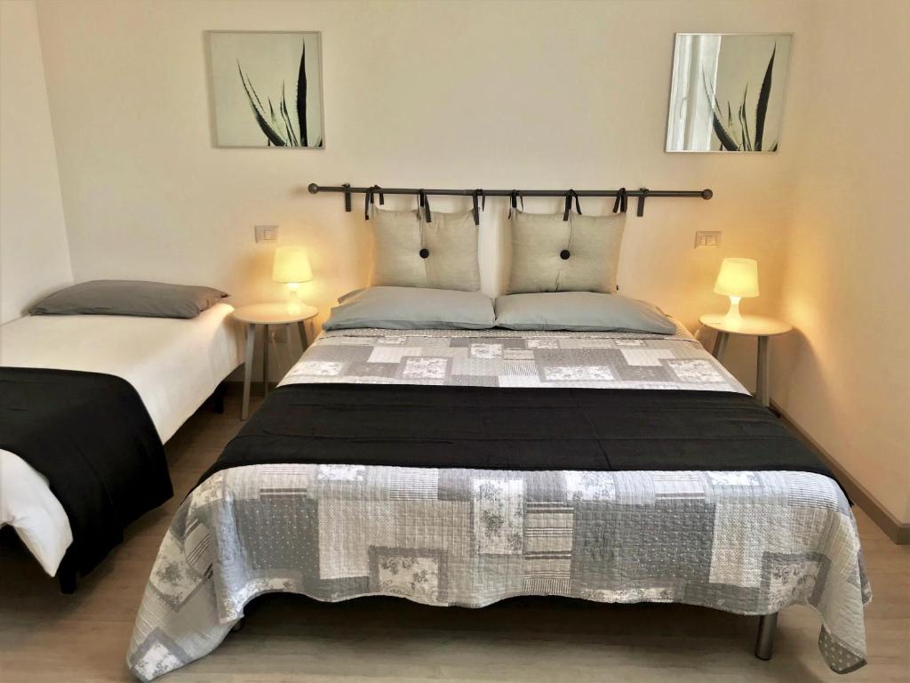 A bed or beds in a room at Gardaselle Holiday Rooms