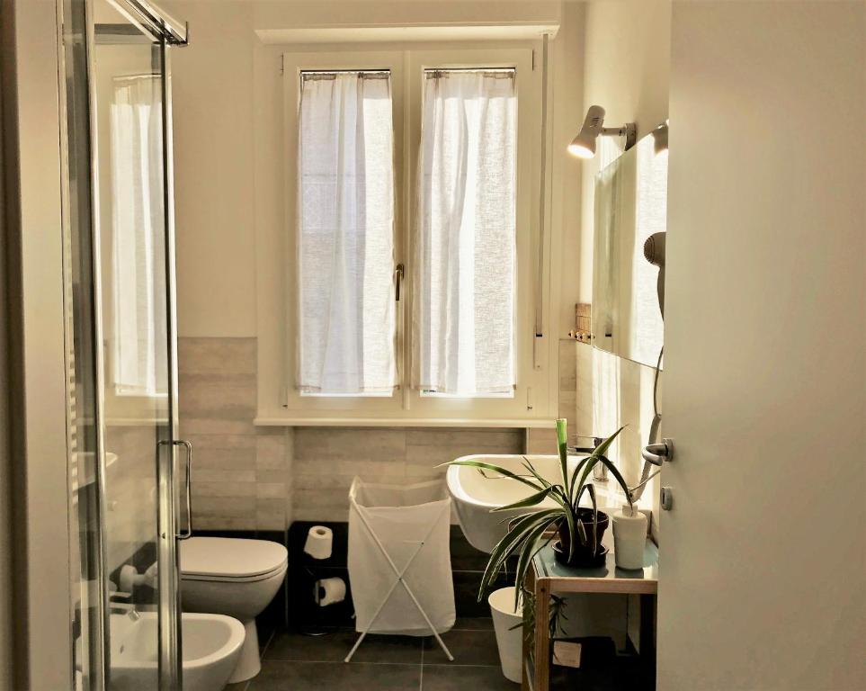 A bathroom at Gardaselle Holiday Rooms