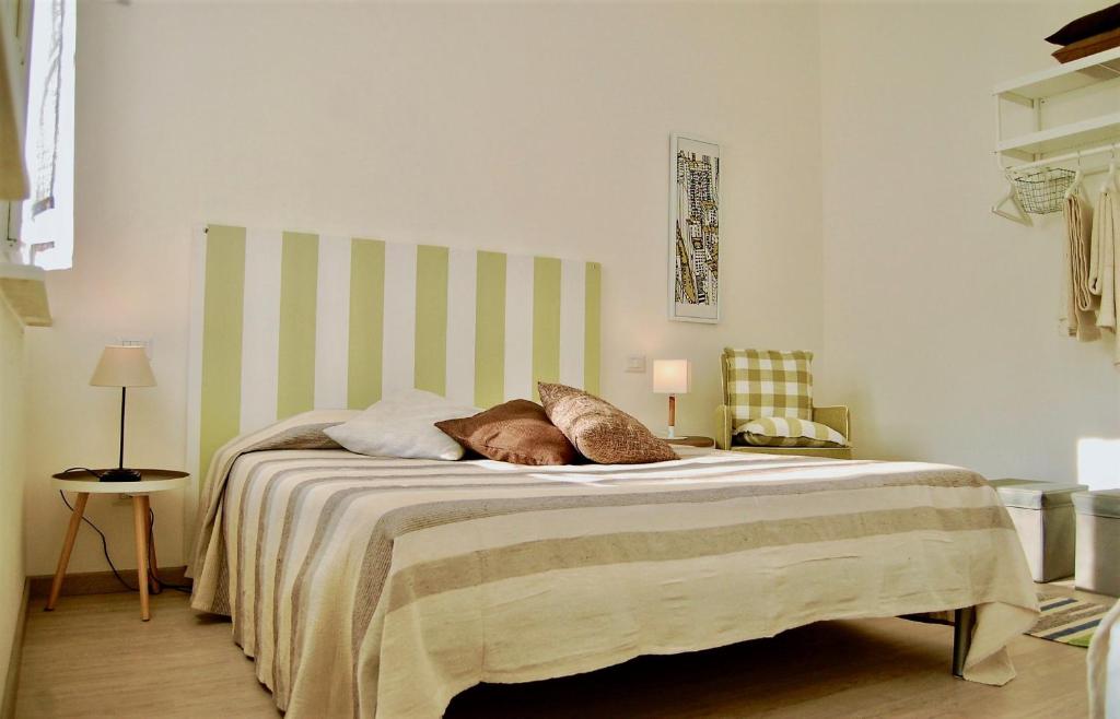 A bed or beds in a room at Gardaselle Holiday Rooms