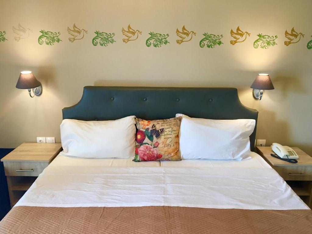 Postel nebo postele na pokoji v ubytování Venus Beach Hotel