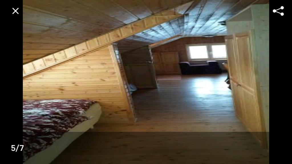 um quarto com um sótão com uma cama em Mansarda em Mýto pod Ďumbierom