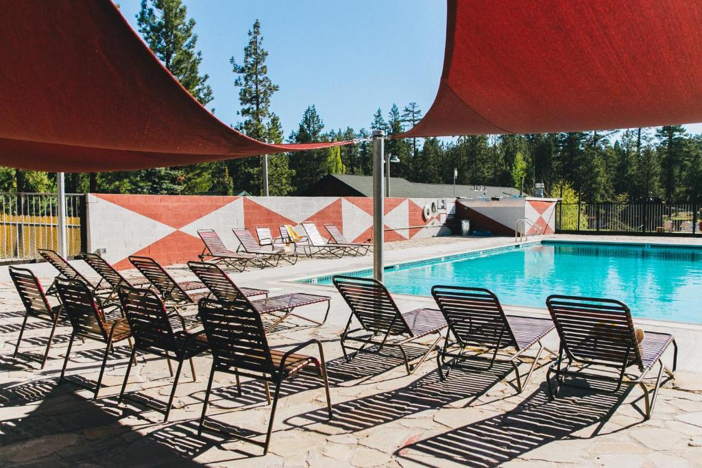 a group of chairs sitting next to a swimming pool at Noon Lodge in Big Bear Lake