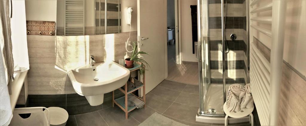 A bathroom at Gardaselle Holiday Rooms
