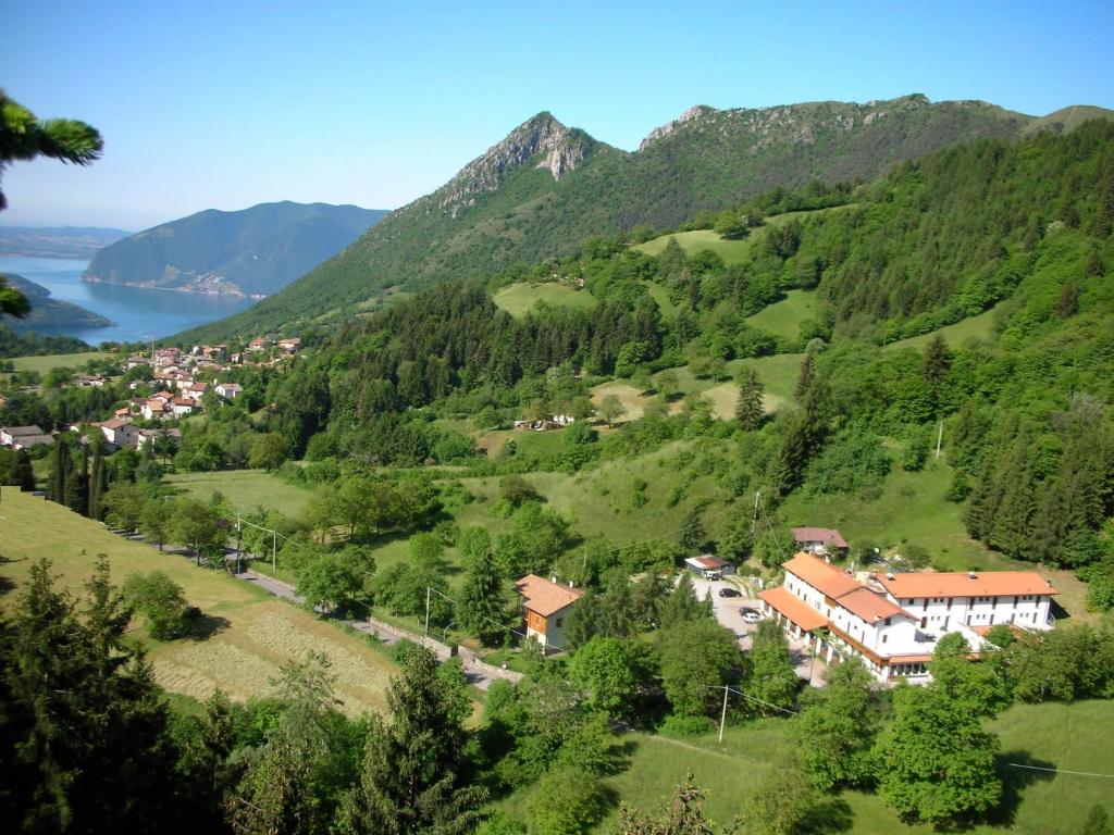een klein dorpje in een vallei met een berg bij Hotel Conca Verde in Zone