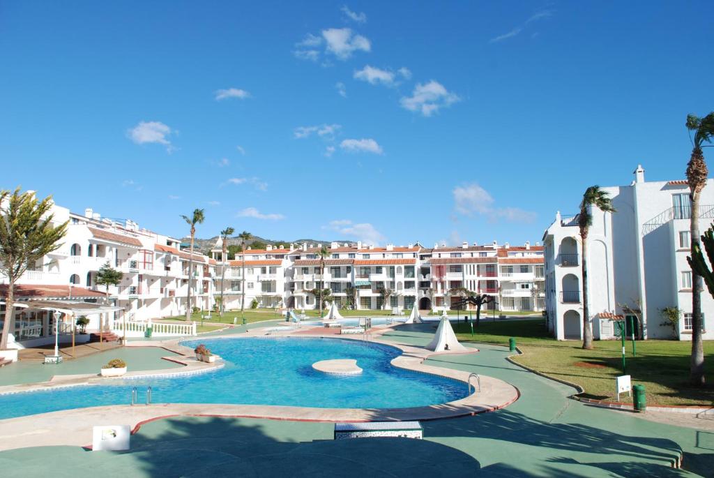 widok na ośrodek z dużym basenem w obiekcie Apartamentos Playa Romana Park w mieście Alcossebre