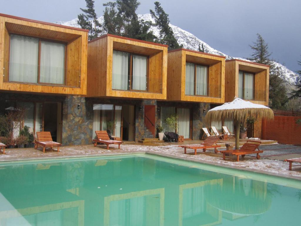 Bazén v ubytování Cajón del Maipo Lodge nebo v jeho okolí