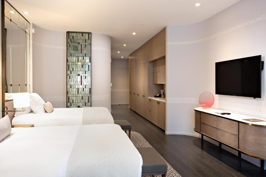 Postel nebo postele na pokoji v ubytování SLS LUX Brickell