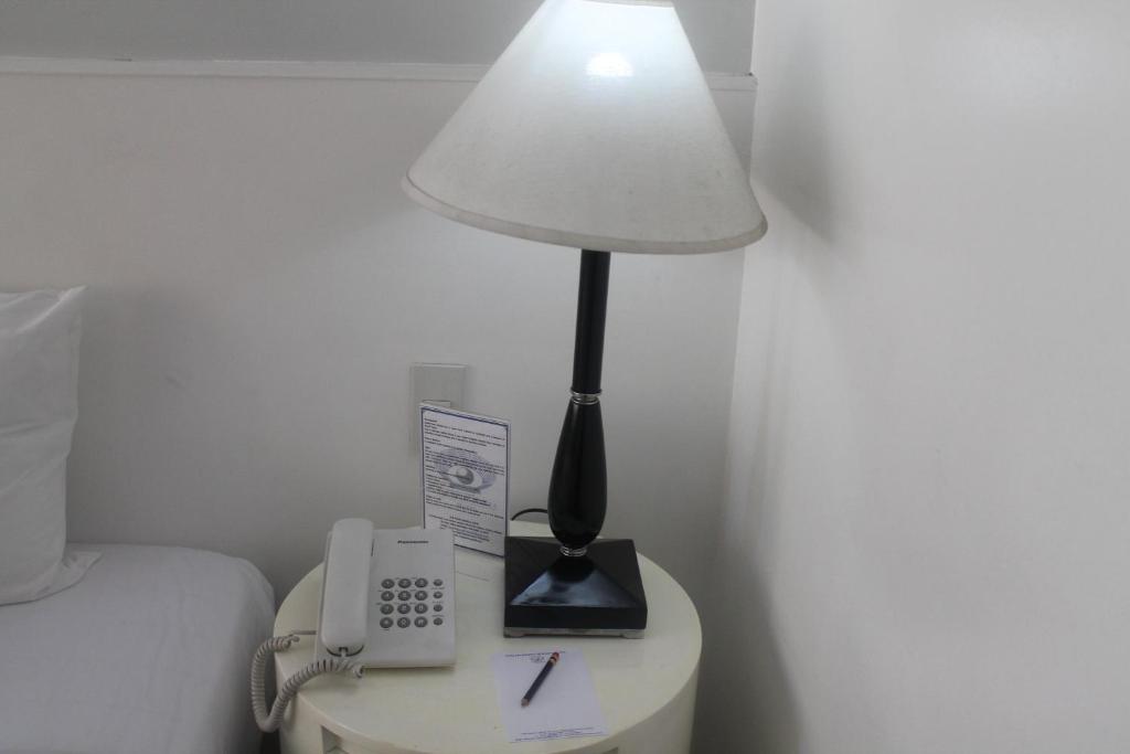 Postel nebo postele na pokoji v ubytování Pearl Manila Hotel