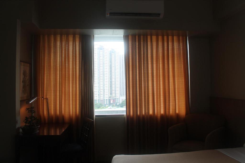 Postel nebo postele na pokoji v ubytování Pearl Manila Hotel