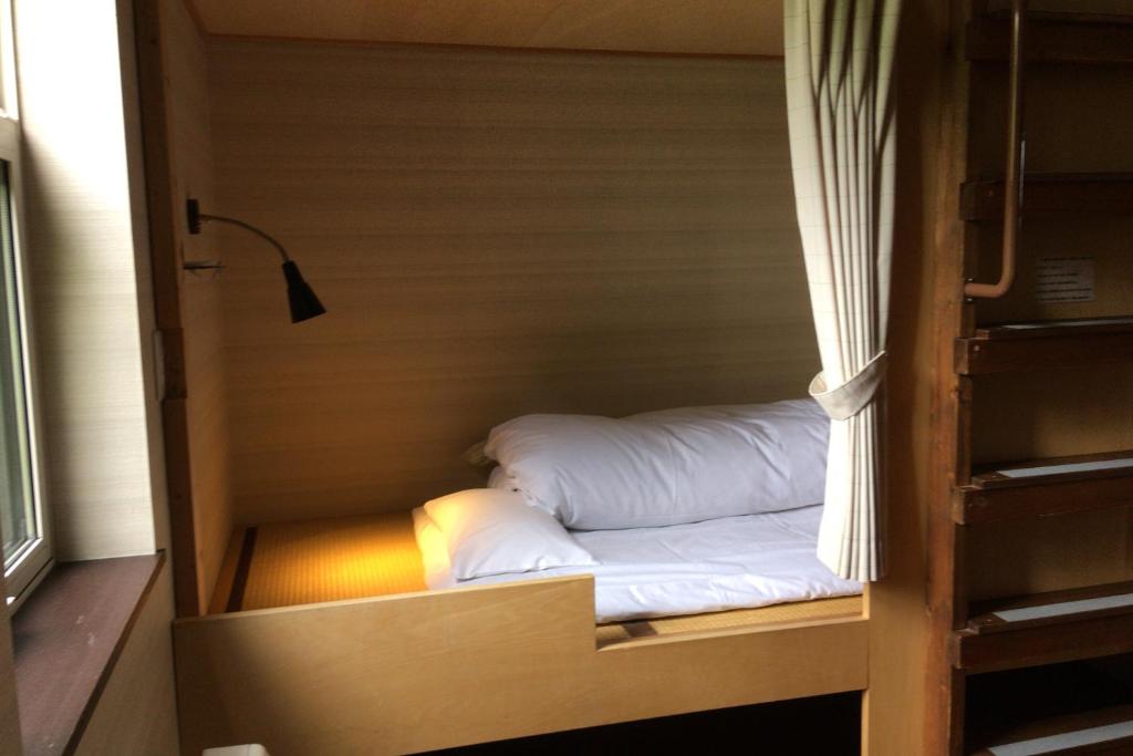 Postel nebo postele na pokoji v ubytování Niseko Tabi-tsumugi Backpackers