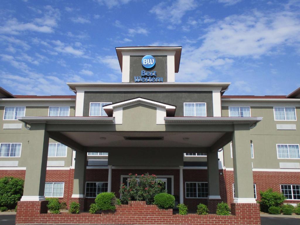 um edifício com um sinal em cima em Best Western Presidential Hotel & Suites em Pine Bluff