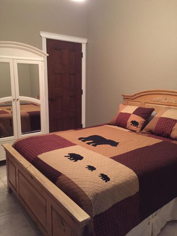 Un dormitorio con una cama con osos. en Cozy Bear Lodge, en Garden City