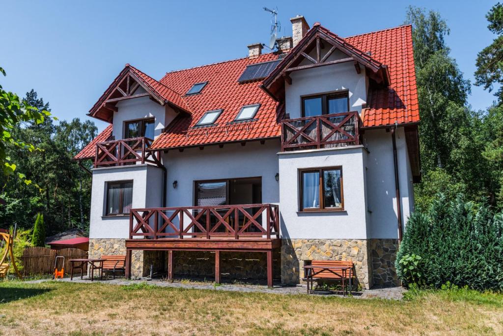 uma casa grande com telhado vermelho em Domaszowka em Kąty Rybackie