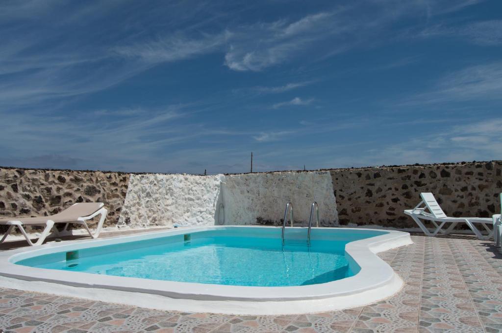- une piscine au milieu d'un patio dans l'établissement Casa "GARA" Mala-Lanzarote Norte, à Mala