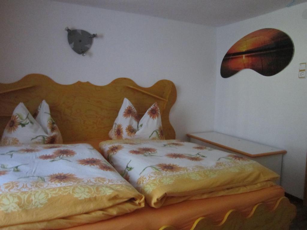 Una cama o camas en una habitación de Haus Jochum
