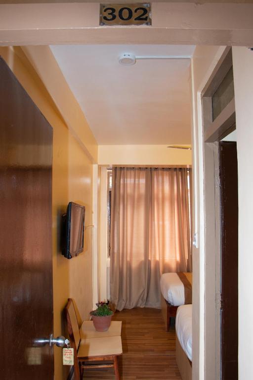 Hotel Lapha的电视和/或娱乐中心