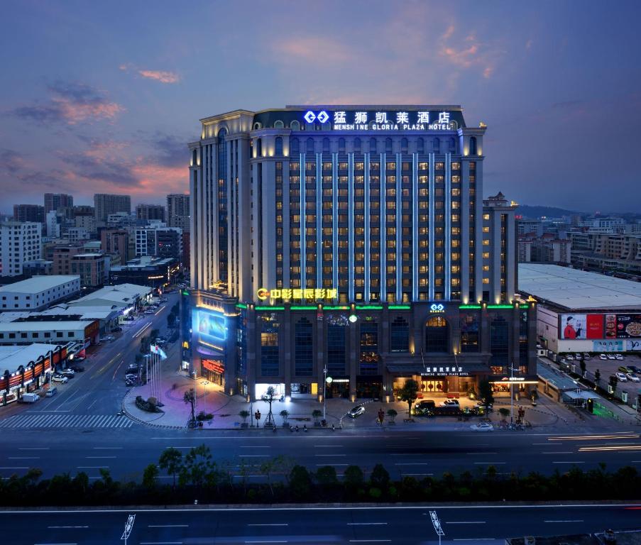 een groot gebouw met veel licht erop bij Menshine Gloria Plaza Hotel in Shantou