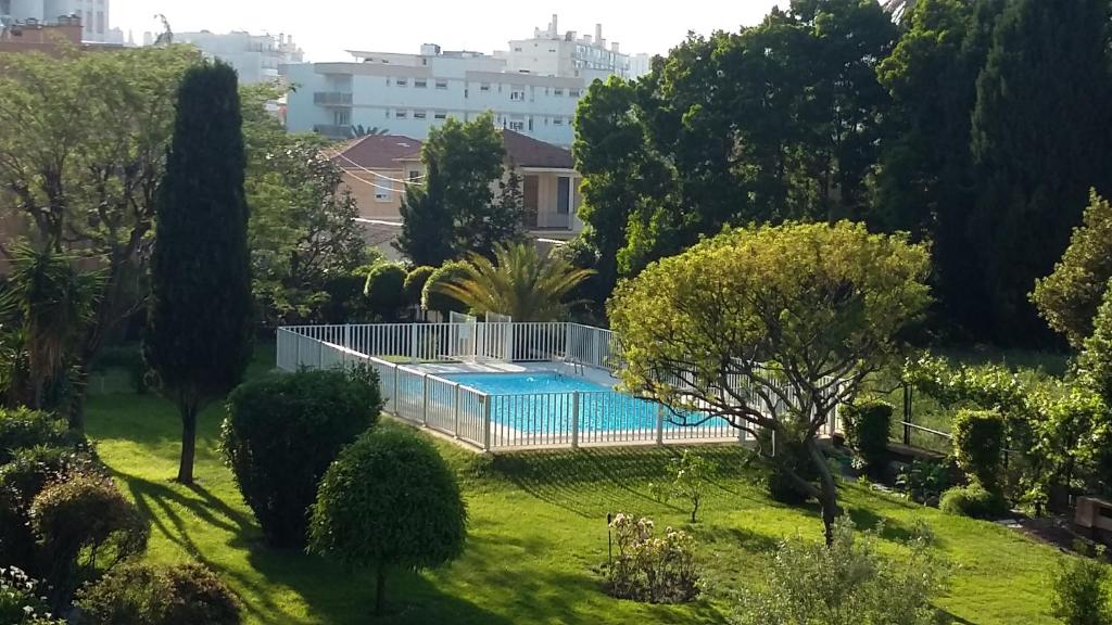 una casa con piscina en un patio en Jardins du Pont du Lys, en Juan-les-Pins