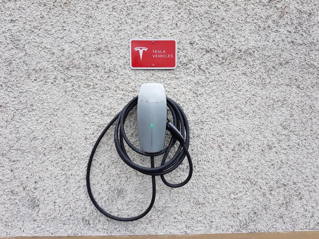 a computer mouse hooked up to a sign on a counter at Hotel Meyer in Beaufort